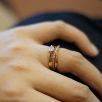 婚約指輪と結婚指輪の重ね付けをする人が増えている